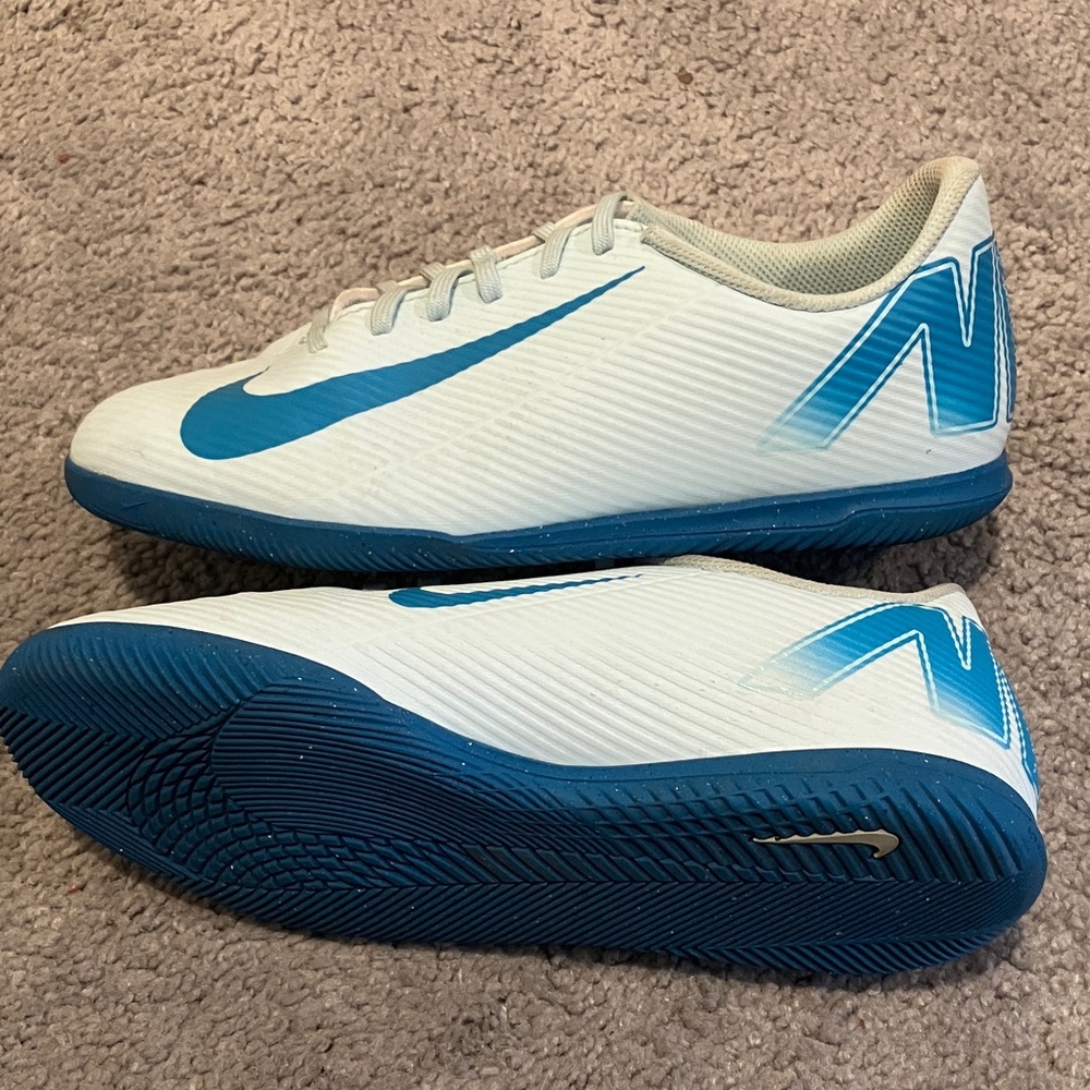 Nike White and Teal Sports Sneakers - Picture 6 of 8